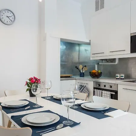 아파트 Three Bedroom In Historical Centre -bairro Alto 리스본