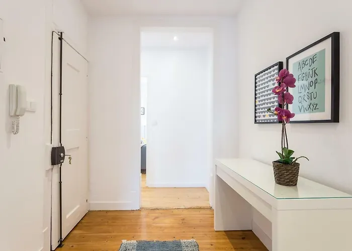 아파트 Three Bedroom In Historical Centre -bairro Alto 리스본