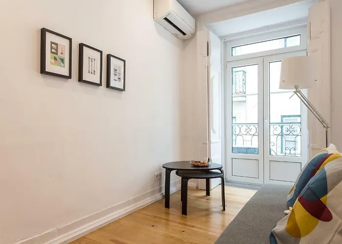 아파트 Three Bedroom In Historical Centre -bairro Alto 리스본